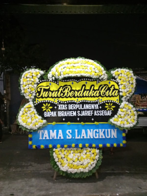Papan Bunga Duka di Tanah Kampung