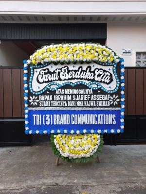 Papan Bunga Duka di Tanah Kampung